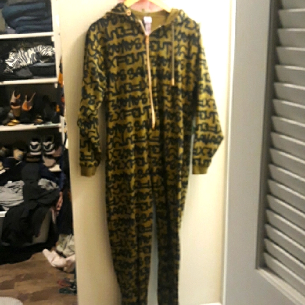 Fenty sweat jumpsuit size xs but it fits be perfect and in a m and large